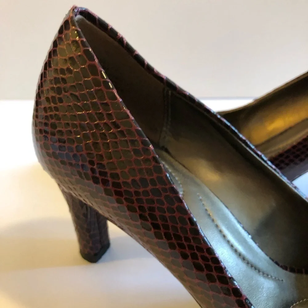 Bandolino Flexible Faux Snake Skin purple heels Size 6